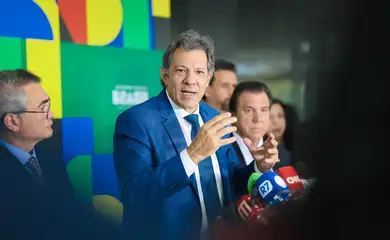Ministro da Fazenda, Fernando Haddad, Ministro do Trabalho, Luiz Marinho, e Presidente da Febraban, Isaac Sidney, durante conversa com a imprensa, no Palácio do Planalto. Brasília - DF