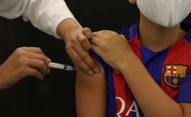 Vacinação infantil contra a covid-19 de crianças de 10 anos ou mais, no Planetário, no bairro da Gávea, zona sul da cidade.