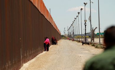 Muro Estados Unidos-México ao longo da fronteira entre os dois países