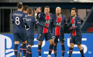 Jogadores do PSG comemoram gol em vitória contra o Basaksehir por 5 x 1 - Neymar faz três gols - Liga dos Campeões, em 9/11/2020