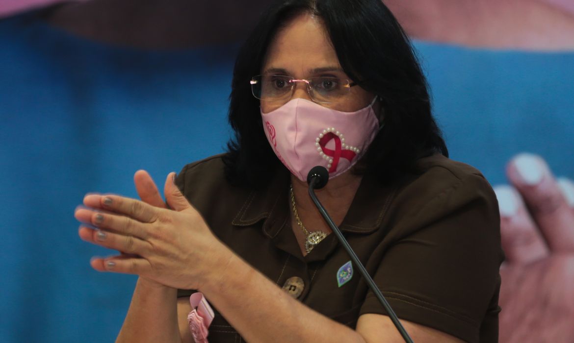 A ministra da ministra da Mulher, da Família e dos Direitos Humanos, Damares Alves,  participa do lançamento da campanha para detecção precoce do câncer de mama