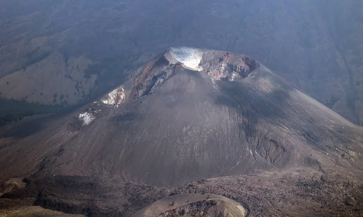 07.11.2023, Senaru, Lombok, IDN - Blick auf den Gunung Barujari im Krater des Mount Rinjani. asiatisch, Asien, aussen, Aussenaufnahme, Berg, Berglandschaft, Caldera, Gebirge, Gunung Barujari, Gunung Rinjani Nationalpark, Herbst, Indonesien, indonesisch, Inselbogen-Vulkan, Jahreszeit, Krater, Landschaft, Landschaftsaufnahme, Lombok, Mount Rinjani, Nationalpark, Natur, niemand, QF, Querformat, Rinjani, Schichtvulkan, Senaru, Suedostasien, Sundabogen, Vulkan, Vulkangegend, vulkanisch, Vulkanlandschaft 231107D455LOMBOK.JPG *** 07 11 2023, Senaru, Lombok, IDN View of Gunung Barujari in the crater of Mount Rinjani Asian, Asia, exterior, outdoor, mountain, mountain landscape, caldera, mountain range, Gunung Barujari, Gunung Rinjani National ParNo Use Switzerland. No Use Germany. No Use Japan. No Use Austria