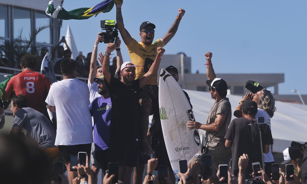 O surfista Filipe Toledo comemora sua quarta vitória na etapa brasileira da Liga Mundial de Surfe (World Surf League/WSL), a terceira consecutiva em Saquarema, e lidera o ranking.