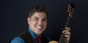 Max Riccio interpreta obras para violão de vários compositores