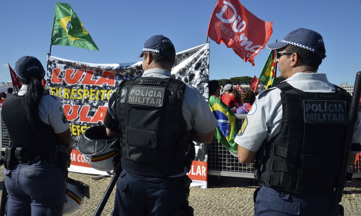 Brasília - Manifestantes se reúnem em frente ao Palácio do Planalto para defender o governo Dilma, e a posse do ex-presidente Lula como ministro-chefe da Casa Civil (Antonio Cruz/Agência Brasil)