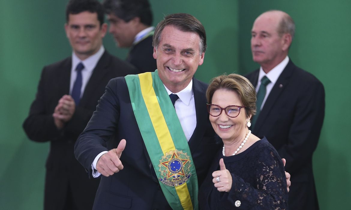 O presidente Jair Bolsonaro empossa a ministra da Agricultura, Tereza Cristina, durante cerimônia de nomeação dos ministros de Estado, no Palácio do Planalto.