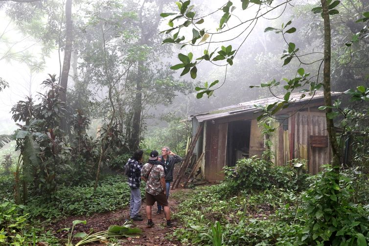 Comunidade abriga cerca de 50 pessoas que vivem em 20 casas, algumas  muito degradadas - Tânia Rêgo/Agência Brasil