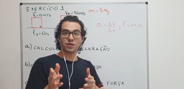 O professor Gabriel Ikawa em aula sobre as Leis de Newton
