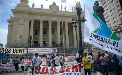 Rio de Janeiro - Cariocas protestam em frente à Assembleia Legislativa do Rio de Janeiro contra as medidas de austeridade do governo estadual (Tânia Rêgo/Agência Brasil)