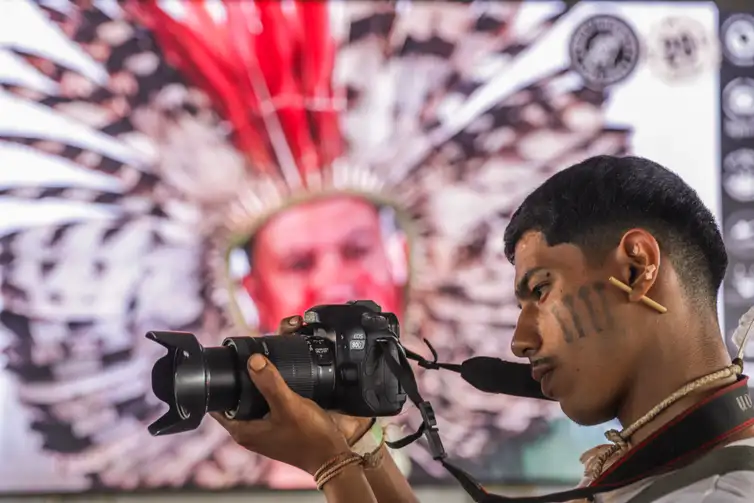 Brasília (DF), 24.04.2024 -  Duiwe Orebewe Xavante - A comunicação social dos indígenas no Acampamento Terra Livre 2024.<br /> Foto: Joédson Alves/Agência Brasil