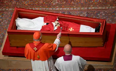 The body of Pope Francis lies in a casket before it's sealed, at St. Peter's Basilica, ahead of his funeral at the Vatican, April 25, 2025.   Reuters/Vatican Media/Simone Risoluti/Proibida reprodução