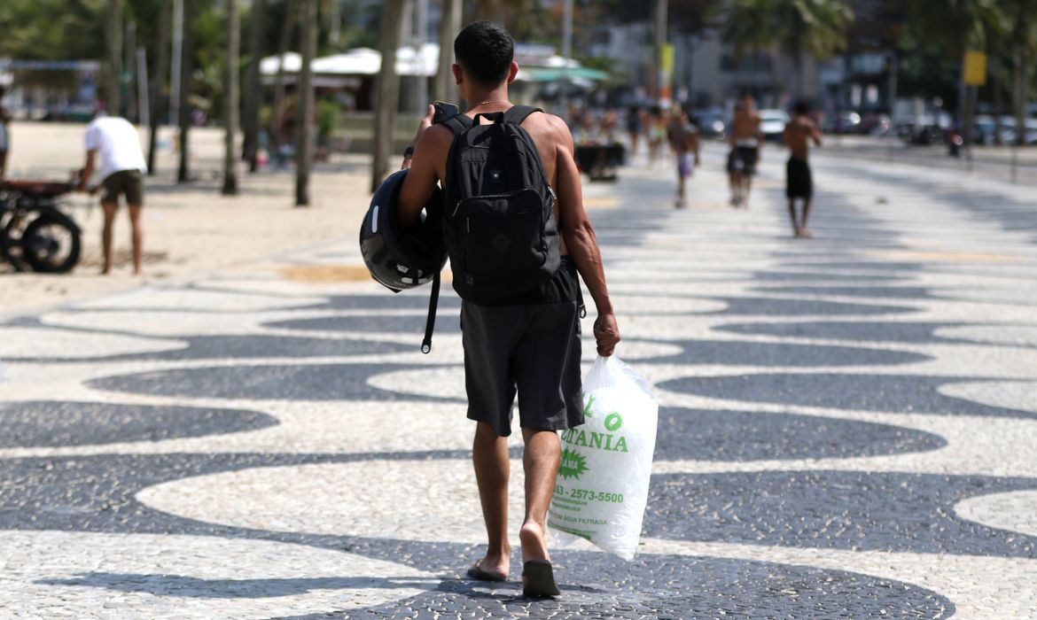 Rio de Janeiro (RJ), 24/08/2023 - Cariocas se refrescam na praia do Leme em meio a forte onda de calor. Foto:Tânia Rêgo/Agência Brasil