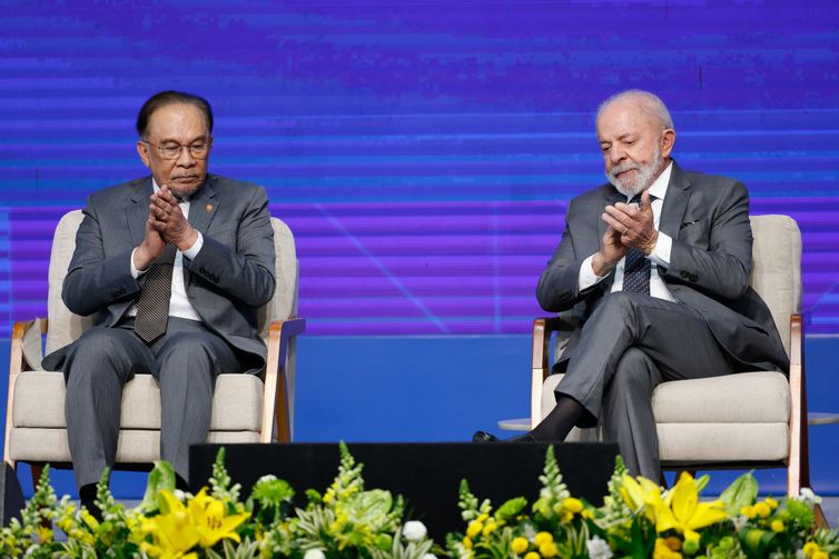 Rio de Janeiro (RJ), 05/07/2025 - O presidente da República, Luiz Inácio Lula da Silva, e o primeiro-ministro da Malásia, Anwar Ibrahim, no Fórum Empresarial do Brics, no Pier Mauá. Foto: Fernando Frazão/Agência Brasil