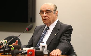 Brasília - Deputado Bonifácio de Andrada (PSDB-MG), relator da segunda denúncia apresentada pela PGR contra o presidente Temer, fala à imprensa (Valter Campanato/Agência Brasil)
