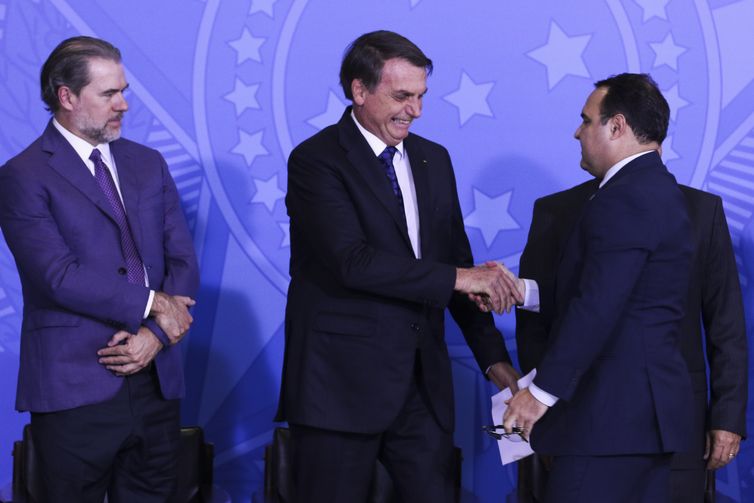 O presidente Jair Bolsonaro cumprimenta o novo ministro-chefe da Secretaria-Geral da Presidência da República, Jorge Antônio de Oliveira.
