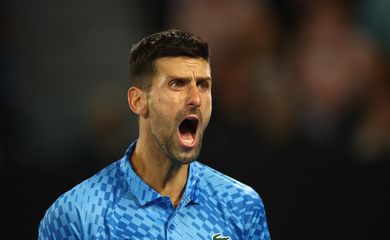 Novak Djokovic reage durante partida da segunda rodada do Aberto da Austrália, em Melbourne, Austrália