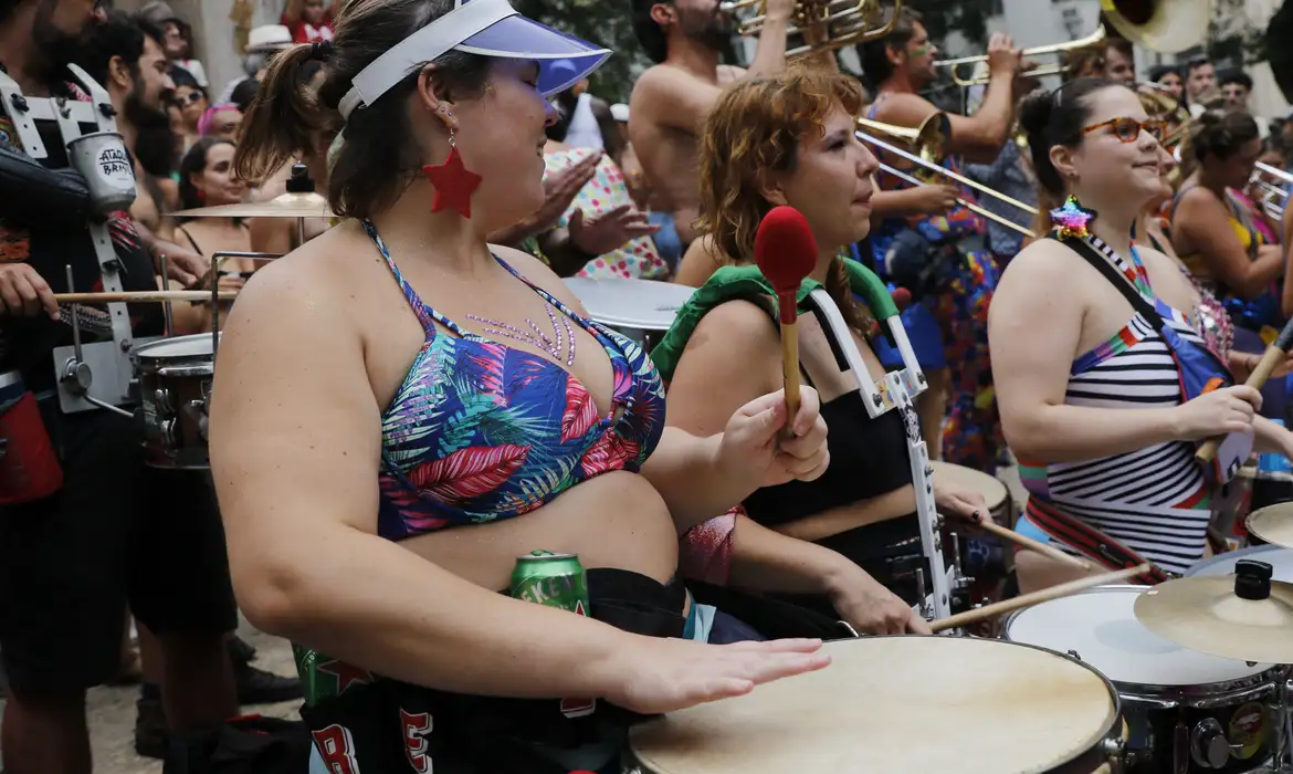 Blocos carnavalescos de rua fazem a Abertura do Carnaval Não Oficial 2023 na Praça XV.