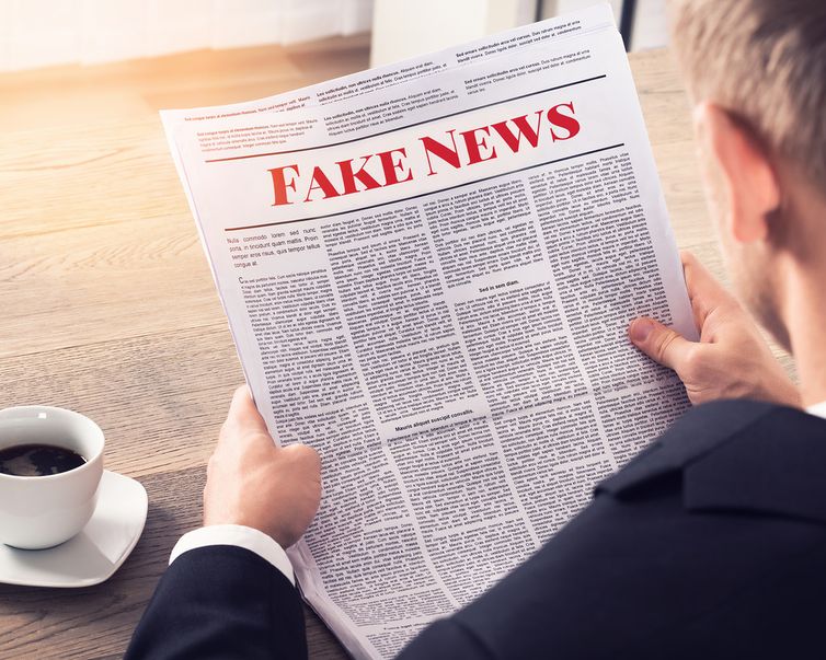 Pessoa lendo Fake News