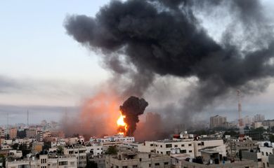 Fumaça e chamas em Gaza durante ataque aéreo de Israel