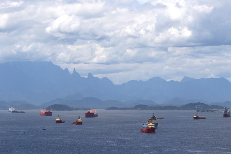 Embarcações ancoradas na Baía de Guanabara -Tânia Rêgo/Agência Brasil