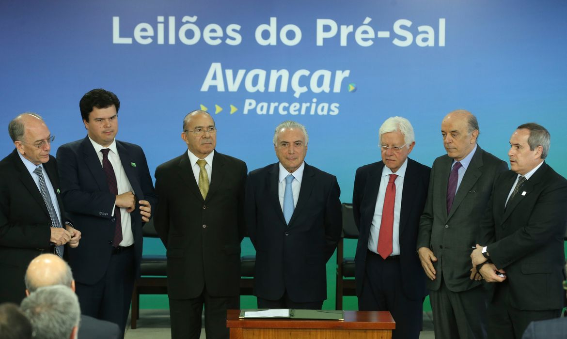 Brasília - O presidente Michel Temer participa da cerimônia de assinatura de contratos de novas áreas de exploração do pré-sal, no Palácio do Planalto (Valter Campanato/Agência Brasil)