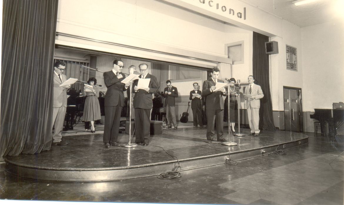 Ator Paulo Gracindo no ensaio no Teatro da Rádio Nacional, em agosto de 1956.
