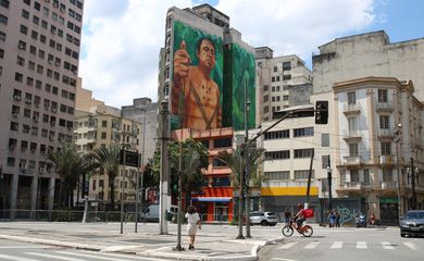 Painel com a imagem de Ari Uru-Eu-Wau-Wau, indígena assassinado em abril de 2020 em Rondônia, feito pelo artivista Mundano na lateral de um prédio na rua Quintino Bocaiúva.