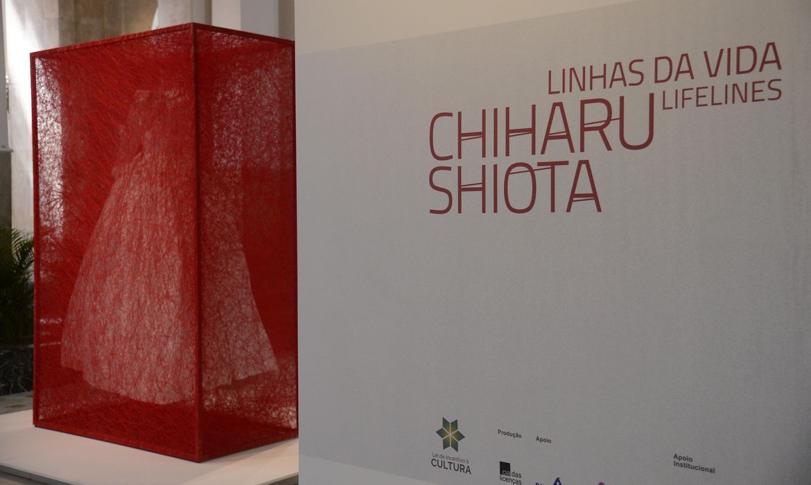 Exposição da artista japonesa Chiharu Shiota no CCBB-RJ