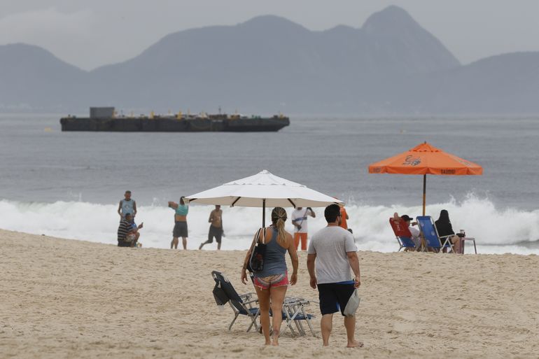 Balsas posicionadas para queima de fogos de artifício do Réveillon 2022 na praia de Copacabana.
