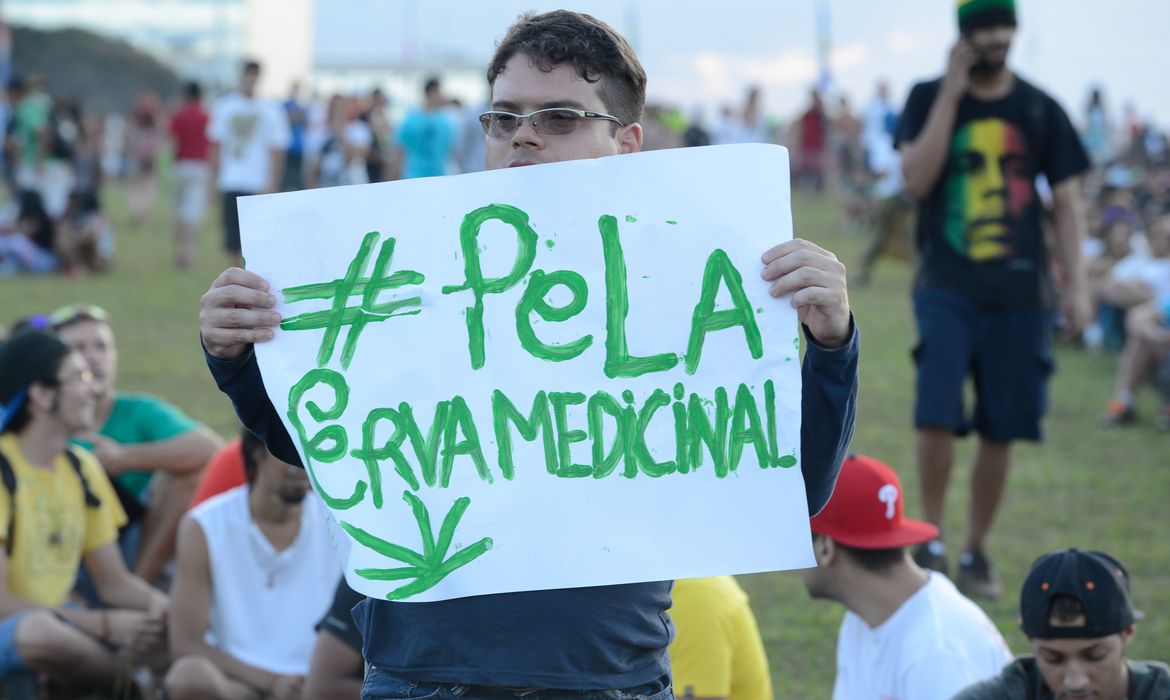 Ativistas fazem ato público na Esplanada dos Ministérios em defesa da regulamentação da maconha no Brasil para uso medicinal, recreativo, religioso e industrial (Valter Campanato/Agência Brasil)