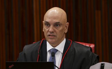 Brasília (DF), 30/06/2023 - O presidente do Tribunal Superior Eleitoral (TSE), Alexandre de Moraes, durante sessão que retoma o julgamento da ação (Aije nº 0600814-85) que pede a inelegibilidade de Jair Bolsonaro e de Walter Braga Netto, candidatos à Presidência da República nas Eleições 2022. Foto: Marcelo Camargo/Agência Brasil