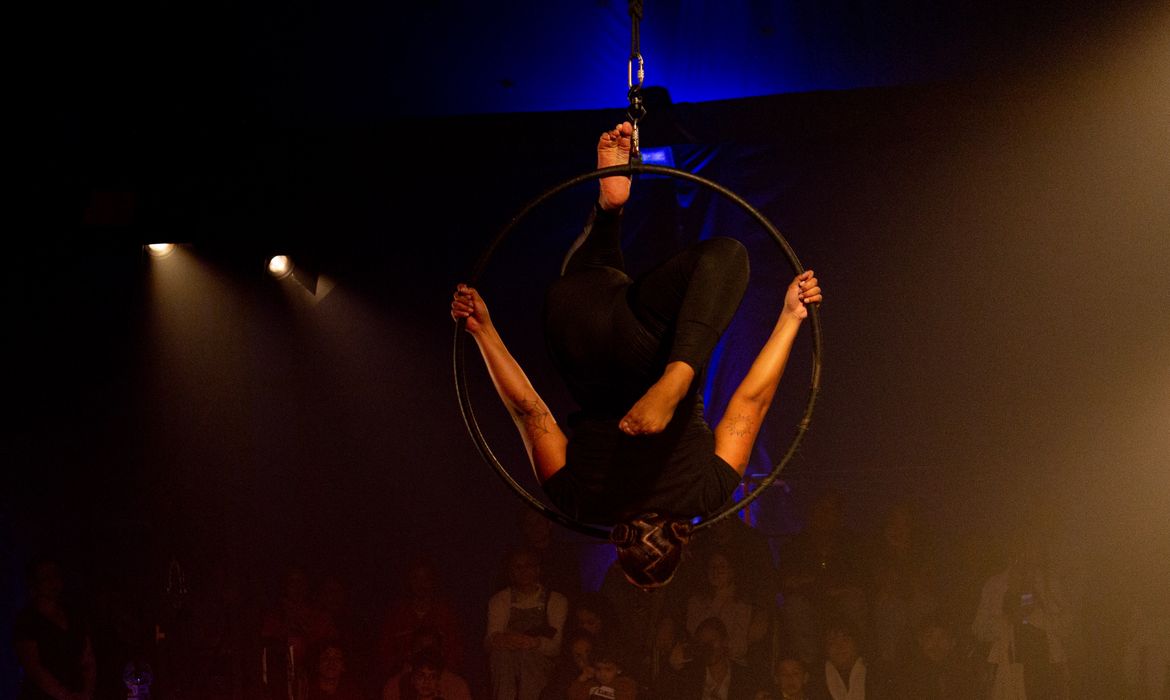 Fábricas de Cultura de SP está com inscrições abertas para cursos em artes circenses e circo - Exposição Folia Julina. Foto Ricardo Pimentell/Divulgação