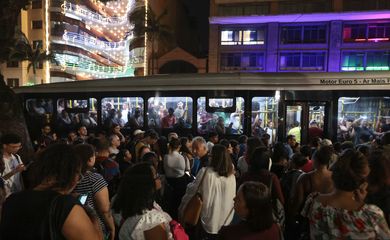 São Paulo (SP), 24/01/2025 - Ponto de ônibus no Largo do Paissandu lotado após chuva que alagou acidade. Foto: Paulo Pinto/Agência Brasil