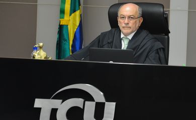 Brasília - O presidente do TCU, Aroldo Cedraz durante sessão no plenário da casa que analisa contas do governo de 2014 (Valter Campanato/Agência Brasil)