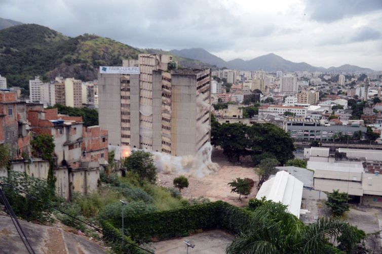 Antigo edifício do IBGE na Mangueira, no Rio de Janeiro, foi implodido neste domingo. No local serão construídas unidades habitacionais do Minha Casa, Minha Vida