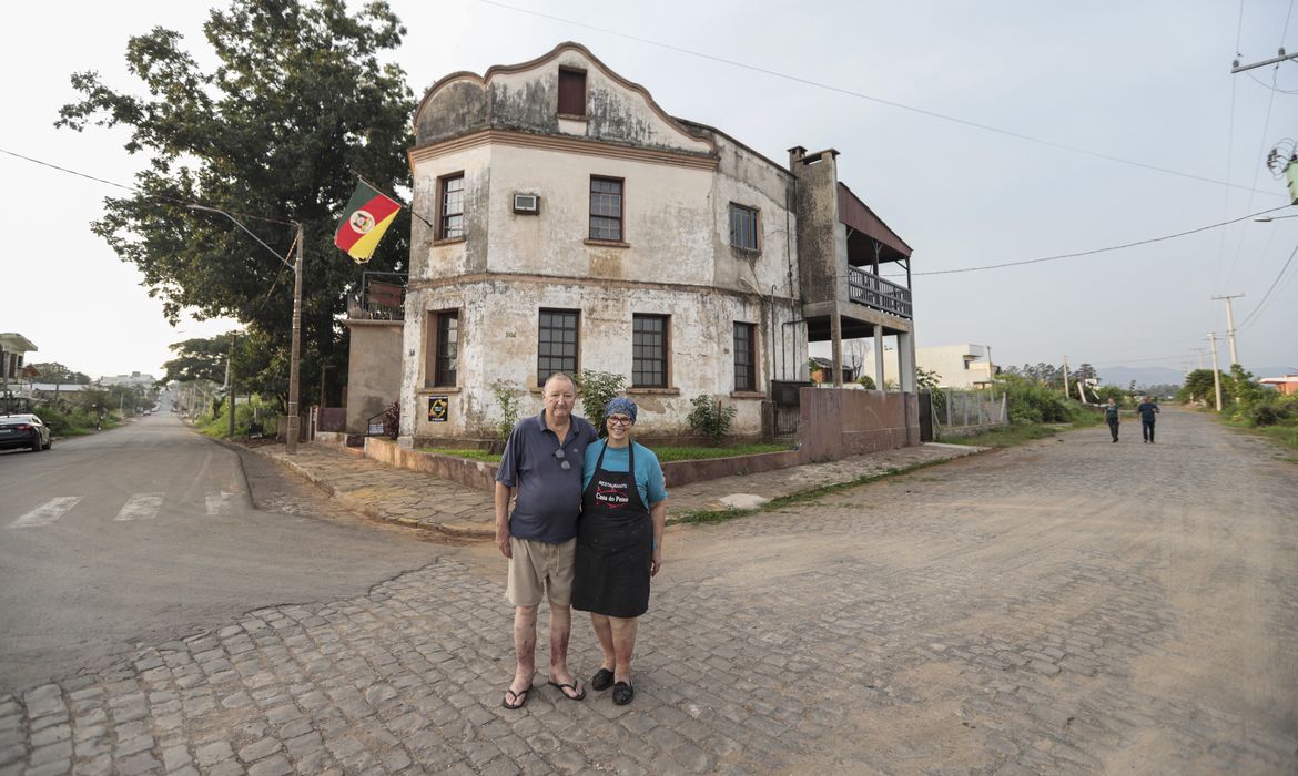 Arroio do meio (RS), 29/04/2025 - O casal, Solange Beatriz de Oliveira Schneider (65 anos) e Darcísio Paulo Schneider, o Casarão onde moram de 117 anos resistiu a varia enchentes no rio Taquari.
A um ano o estado foi atingido por temporais que afetou mais de 400 municípios gaúchos, tiveram bairros inteiros alagados. A maior tragédia climática da história, deixou pelo menos 147 mortos e afetou mais de 2,1 milhões de pessoas.
Foto: Joédson Alves/Agência Brasil
