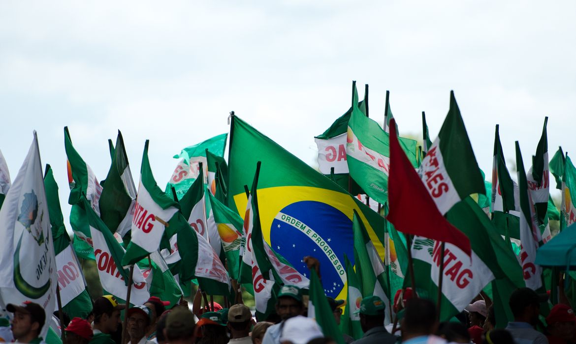 Brasília - Agricultores familiares dos estados do Espírito Santo e de Minas Gerais fazem manifestação pela liberação de recursos em frente ao Ministério da Fazenda (Marcelo Camargo/Agência Brasil)