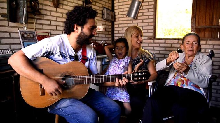  Por meio da música, Rafael Miranda auxilia Dona Nazareth a recordar histórias 