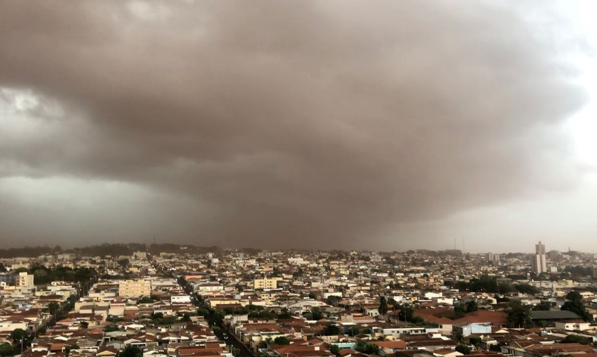 Sandstorm looms over Sao Paulo
