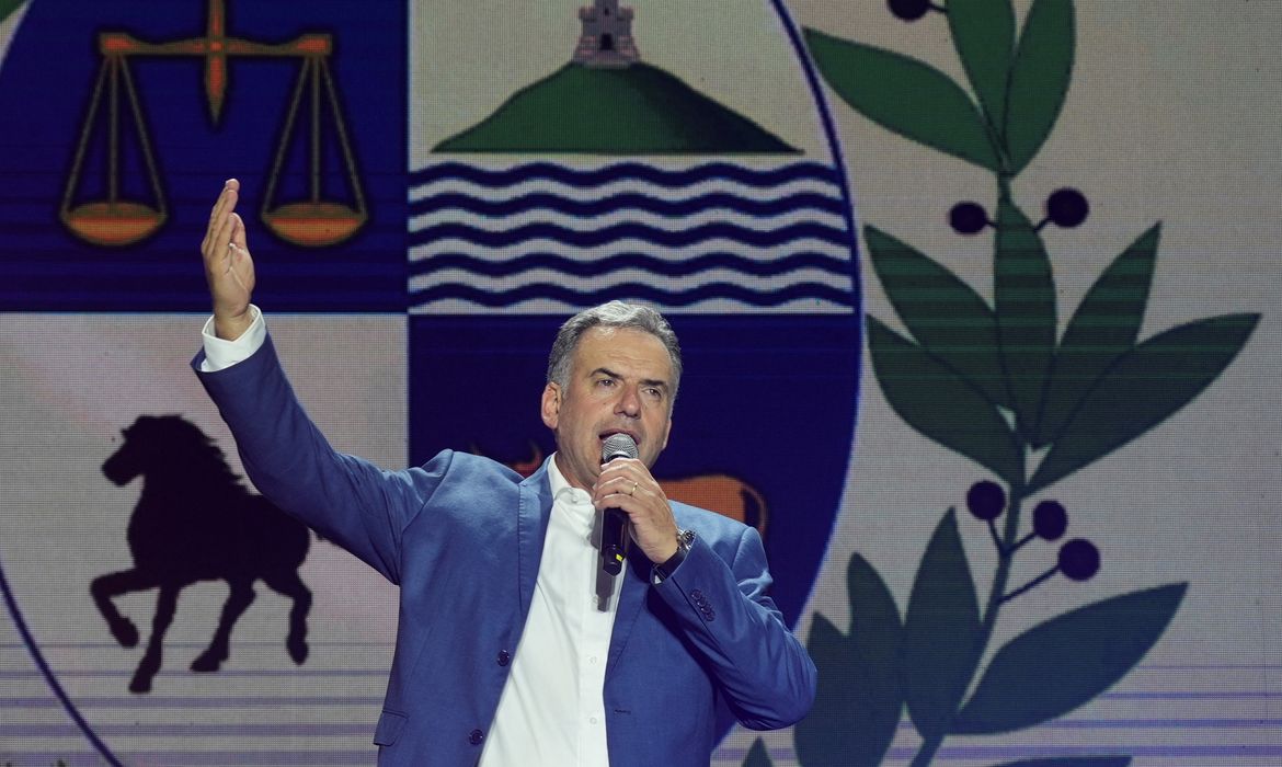 Presidential candidate, Yamandu Orsi speaks on stage following early results of the presidential election run-off between Orsi and the candidate of the ruling conservative coalition Alvaro Delgado, in Montevideo, Uruguay November 24, 2024. REUTERS/Mariana Greif