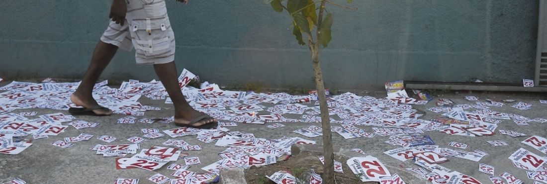 Panfletos nas calçadas de São Gonçalo (RJ), no segundo turno das eleições de 2012