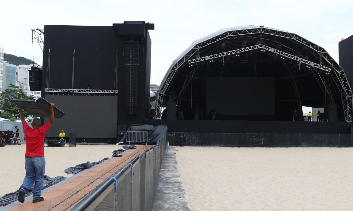Finalização da montagem do palco Carioca para os shows da festa do réveillon 2023 na praia de Copacabana, zona sul da cidade. 