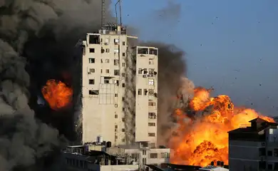Prédio em chamas em Gaza
