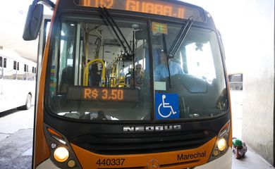 Brasília - Usuários de transporte público pagam tarifas mais caras no primeiro dia útil de 2017  (Valter Campanato/Agência Brasil)