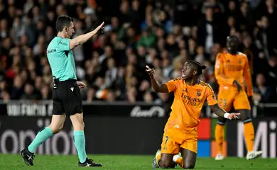 Soccer Football - LaLiga - Valencia v Real Madrid - Estadio de Mestalla, Valencia, Spain - January 3, 2025 Referee Cesar Soto Grado talks to Real Madrid's Vinicius Junior during the match Reuters/Pablo Morano/Proibida reprodução