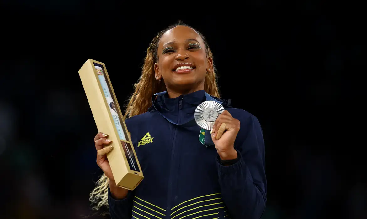 Paris 2024 Olympics - Artistic Gymnastics - Women's Vault Victory Ceremony - Bercy Arena, Paris, France - August 03, 2024. Silver medallist Rebeca Andrade of Brazil celebrates on the podium with her medal. Reuters/Hannah Mckay/Proibida reprodução