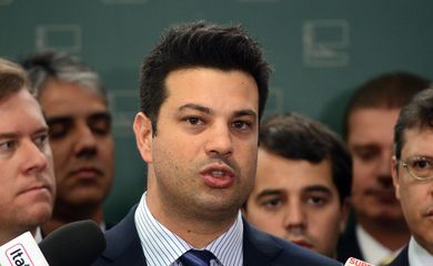 Brasília - O deputado Leonardo Piciani fala à imprensa após protocolar documento para ser reconduzido à liderança do PMDB na Câmara (Antonio Cruz/Agência Brasil)