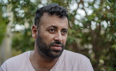 Brasília-DF, 14/11/2023,  O repatriado Hasan Reabe, que chegou ontem da Faixa de Gaza, em Brasília, fala a imprensa, no alojamento da Base Aérea.  Foto: Rafa Neddermeyer/Agência Brasil