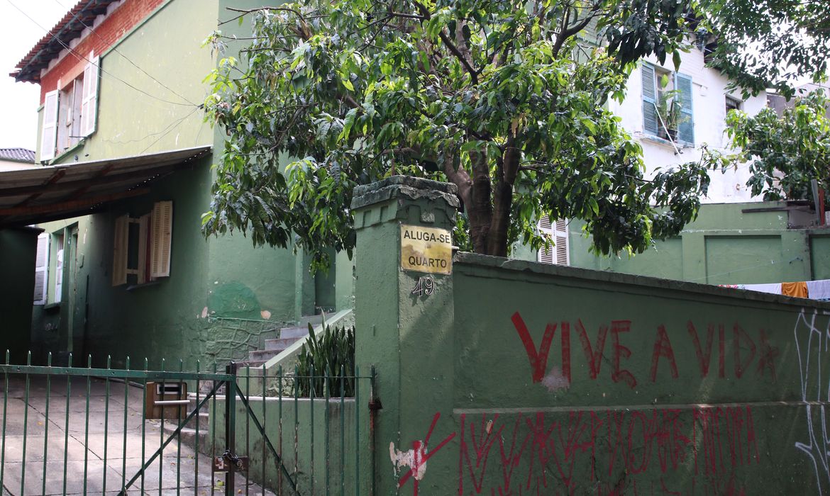 Fachada de casas disponíveis para serem alugadas no bairro do Bixiga, em Bela Vista.