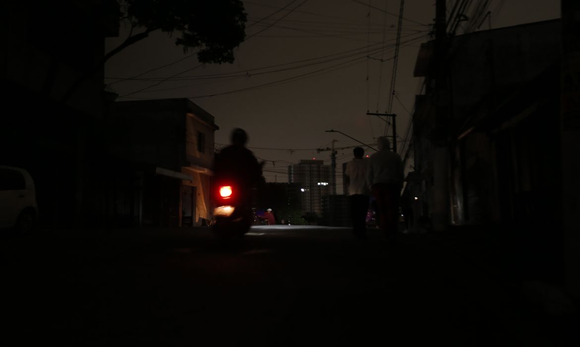 São Paulo (SP), 13/10/2024  -.Avenida Padre Arlindo Vieira no  bairro do Jabaquara sem energia elétrica desde sexta-feira devido as chuvas,.Foto: Paulo Pinto/Agência Brasil